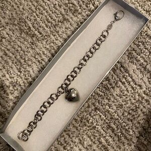 🦋 2/$20 Silver tone chain bracelet with heart charm
